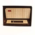 راديو خشبي مصغر بتصميم كلاسيكي