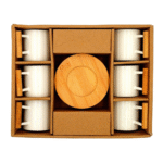 Set med kaffekopp och fat med trätallrikar