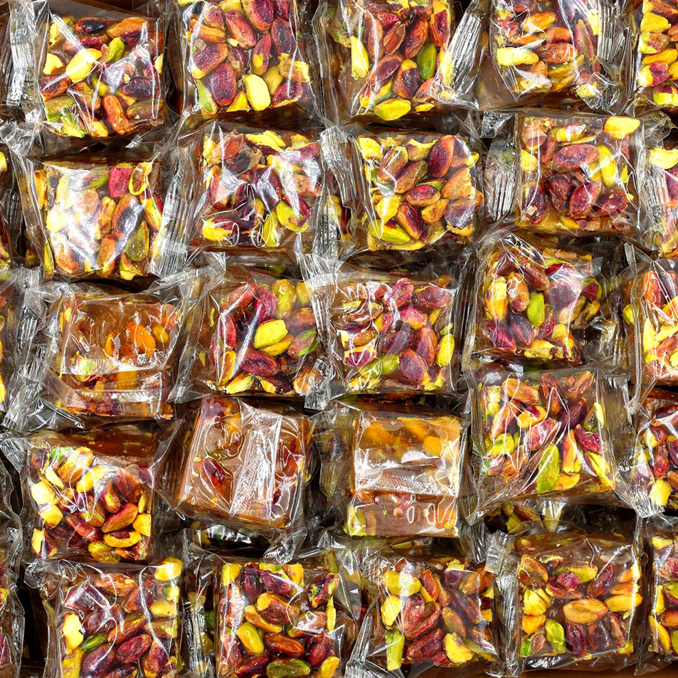 راحة-مربعة-موجهة-بالفستق راحة مربعة موجهة بالفستق – ماركة الكور - Image 1