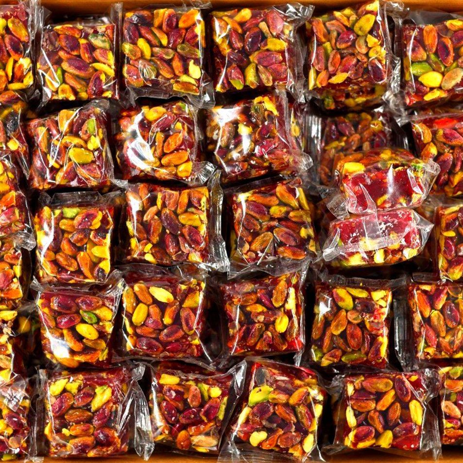 راحة-مربعة-موحهة-بالفستق-والرمان راحة مربعة موجهة بالفستق والرمان – ماركة الكور - Image 1