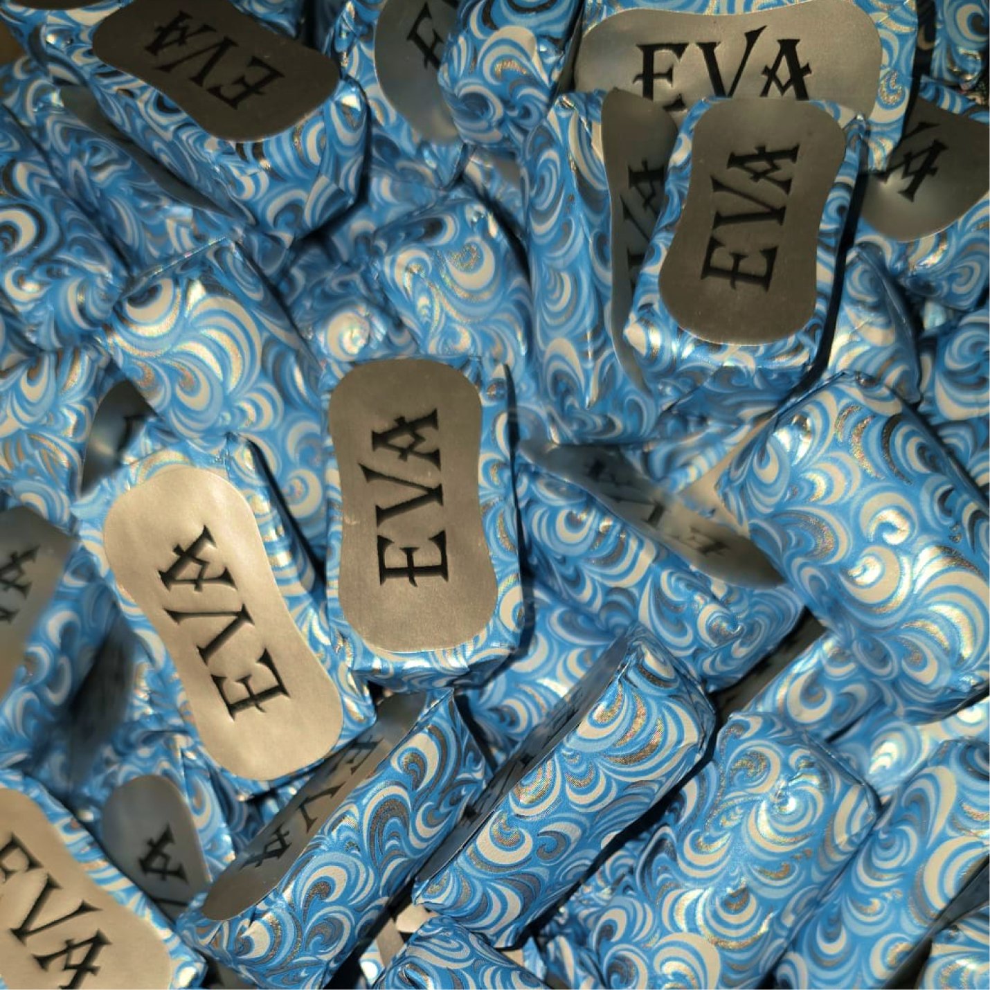 oreo-cream-filled-blue شوكولا EVA محشوة أوريو بالكريمة (أزرق) – 500غ - الصورة 1