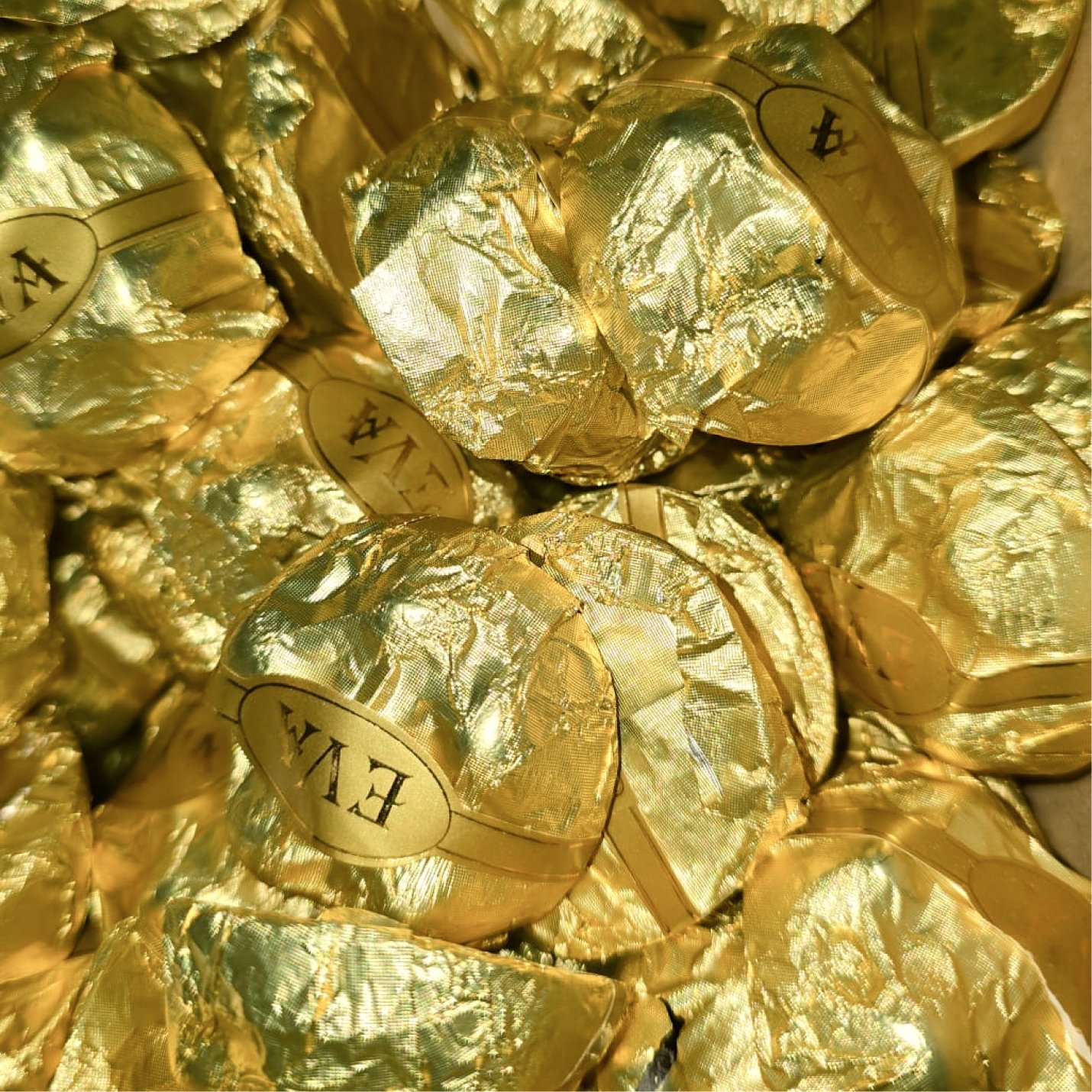 Rocher hazelnut dark gold شوكولا EVA روشيه بندق بالشوكولا المرة (ذهبي) – 500غ - Image 1