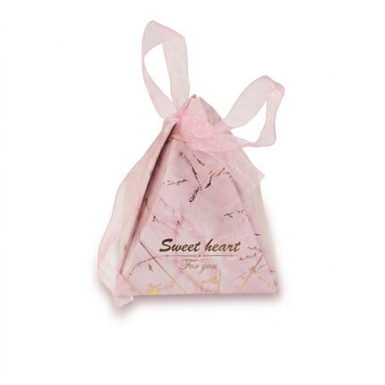 علبة توزيعات زفاف هرمية وردية – Sweet heart من متجر سنابل